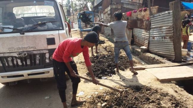 नगर परिषद ने उठाया 10 ट्राली कचरा