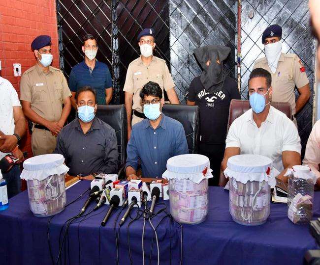 चंडीगढ़ में बैंक से 4 करोड़ रुपये चुराने वाला सिक्योरिटी गार्ड गिरफ्तार, महंगी पड़ी इंटरनेट मीडिया पर सक्रियता