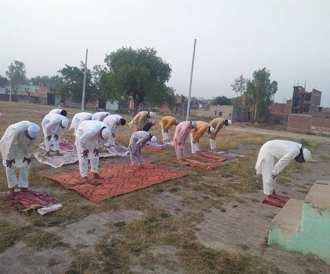 Eid ul Fitr 2021: ईदगाह में नमाजियों ने एक साथ अल्लाह से मांगी ये दुआ, तस्वीरों में देखिए