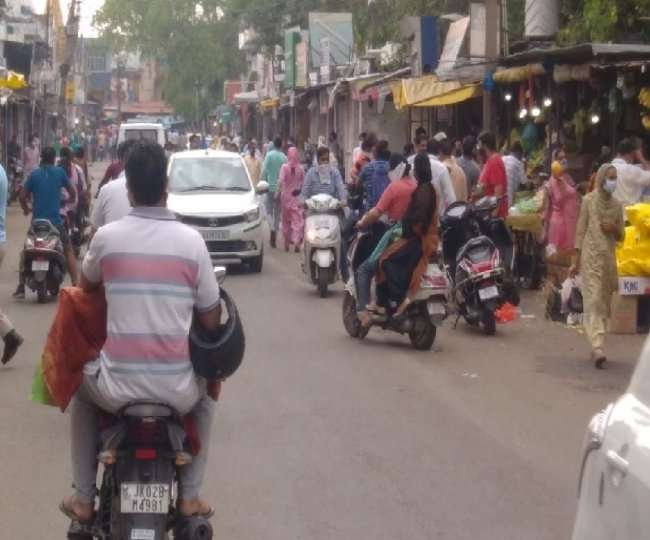 Jammu: लाॅकडाउन का उल्लंघन करने वालों के काटे चालान, घरों से अनावश्यक नहीं निकलने की अपील