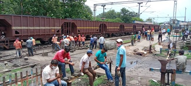 फुलारीटांड़ में ट्रैक मरम्मत को लेकर रेलवे फाटक बंद