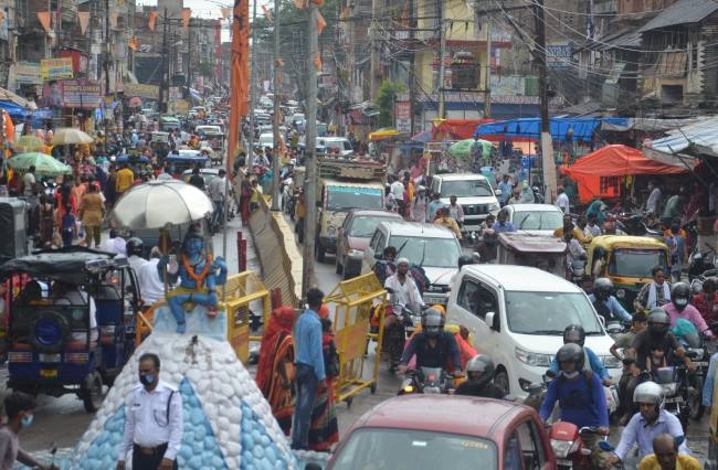 बंदी के बाद उमड़ी भीड़ तो लगा जाम, छूटा पसीना