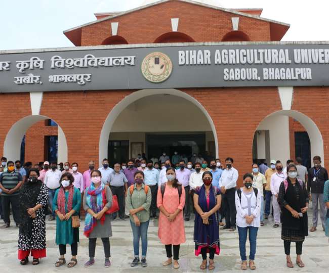 BAU: एक साथ हाथ जोड़कर कोरोना से खोयें लोगों को दी गई श्रद्धांजलि, विवि के अधिकारी से कर्मी तक हर कोई हुए शामिल