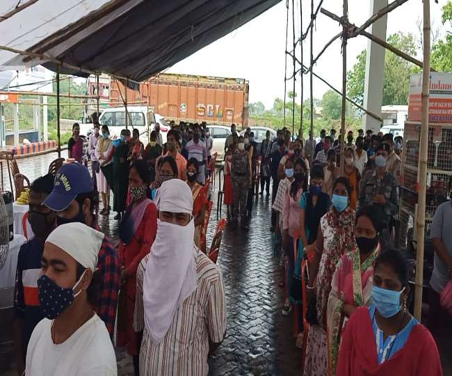 दैनिक जागरण के मंच से दुआ प्रार्थना में उठे अपनों के लिए हाथ, सर्वधर्म प्रार्थना में शामिल हुए आम ओ खास PICTURE