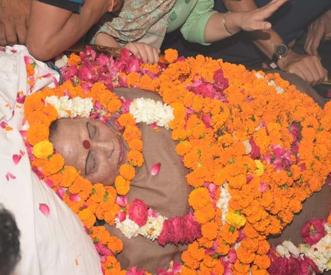 रात नौ बजे इंदिरा का शव पहुंचने पर हर आंख नम, सांत्वना देने के लिए जुटे दिग्गज