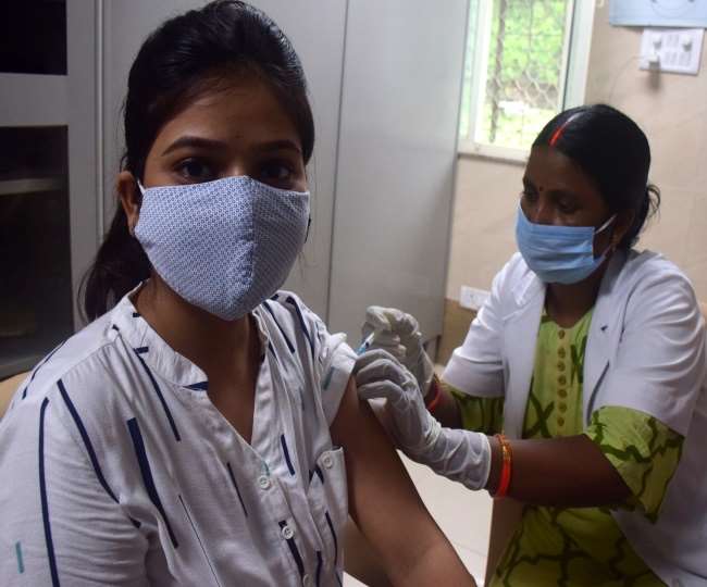 Prayagraj Coronavirus Vaccination: 45 से ऊपर वालों का तत्काल रजिस्ट्रेशन कर लगाएं वैक्सीन, मेडिकल कॉलेज में वैक्सीनेशन सेंटर पर पहुंचे डीएम