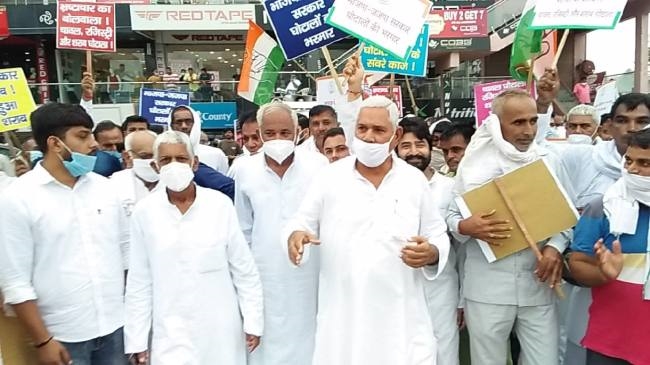 कांग्रेस कार्यकर्ताओं ने शहर में निकाला जुलूस, प्रदर्शन कर नारेबाजी की