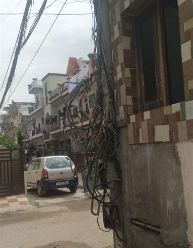जीरकपुर की ममता एन्क्लेव में हादसों को न्यौता दे रहे बिजली की तारों के जाल