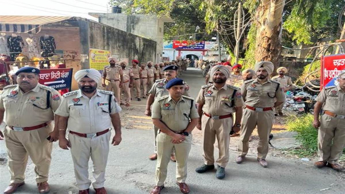स्वतंत्रता दिवस को लेकर पुलिस ने निकाला फ्लैग मार्च