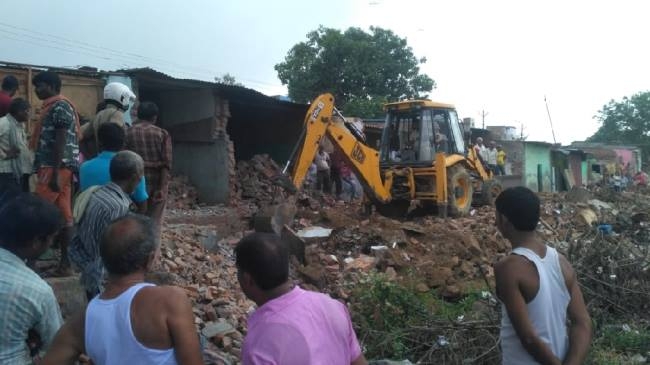 गौर में अतिक्रमणकारियों पर चला रेल प्रशासन का डंडा