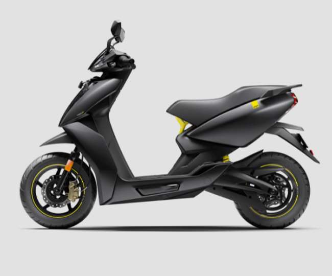 Ather 450 Plus इलेक्ट्रिक स्कूटर की कीमत में हुई भारी कटौती, जानें अब इसके लिए चुकानी पड़ेगी कितनी रकम