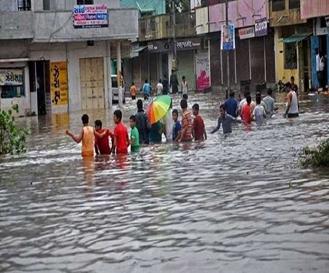 Heavy Rain: भारी बाऱिश से गुजरात, महाराष्ट्र सहित कई राज्यों में बाढ़ की स्थिति, IMD ने इन राज्यों के लिए जारी किया अलर्ट