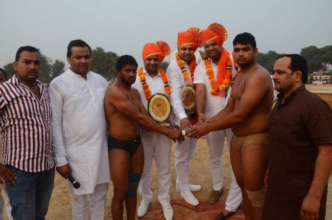 बराबरी पर छूटी एक लाख रुपये की कुश्ती प्रतियोगिता