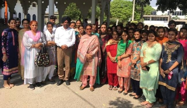 खटकड़कलां भ्रमण के लिए रवाना हुए विद्यार्थी