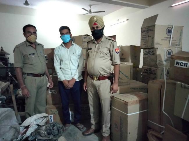 दीपावली के लिए लाई गई पटाखों की खेप पकड़ी, एक गिरफ्तार