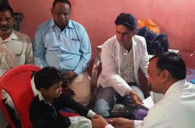 जापानी बुखार से मौत पर स्वास्थ्य विभाग में मचा हड़कंप, सीएमओ पहुंचे गांव