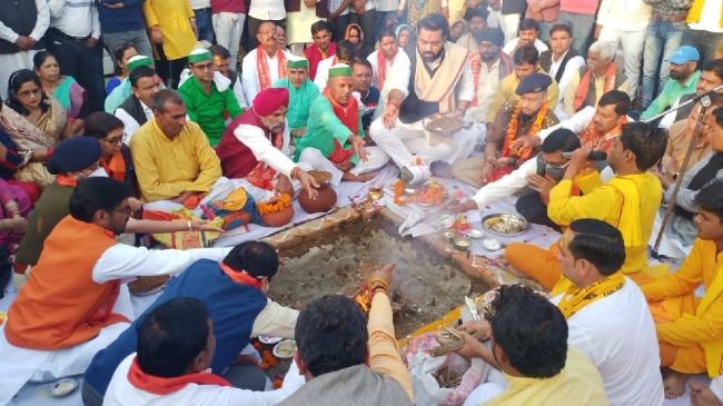 हवन-यज्ञ व दुग्धाभिषेक के साथ तिगरी मेले का शुभारंभ