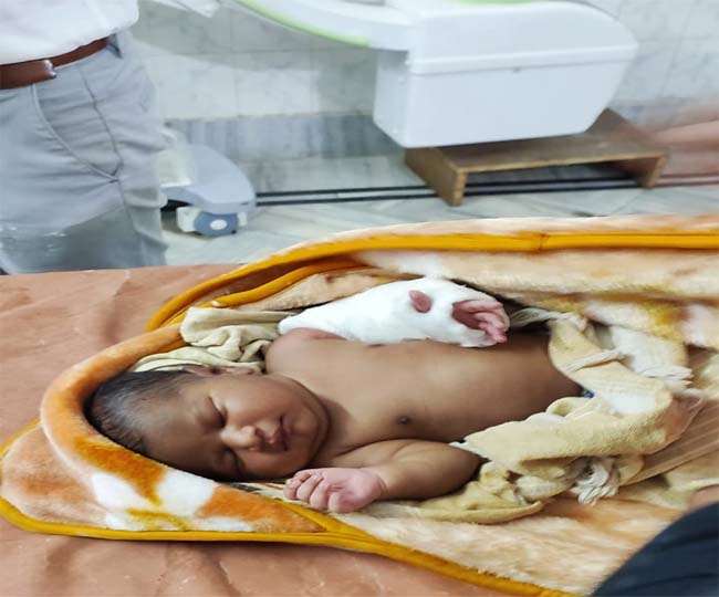 प्रसव के दौरान डाक्टरों ने नवजात की तोड़ा हाथ