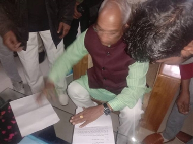 जनता दरबार में विधायक कश्यप ने समस्याएं सुनीं