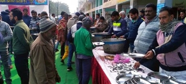 मकर संक्रांति पर अनाज मंडी में भंडारा लगाया