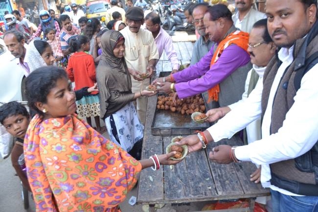ब्राह्माणी नदी में पुण्य की डुबकी लगाने उमड़ श्रद्धालु
