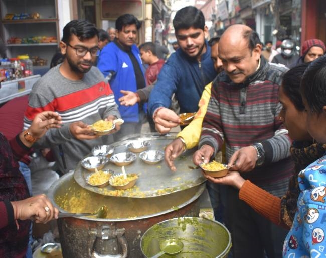 कंकरखेड़ा से दौराला तक बांटी खिचड़ी