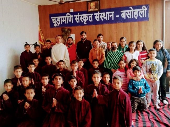 बच्चों ने अपने माता-पिता का पूजन कर लिया आशीर्वाद