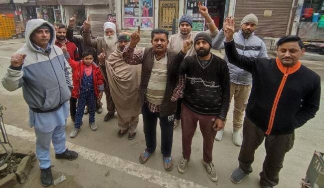 अघोषित बिजली कट से परेशान लोगों ने की नारेबाजी