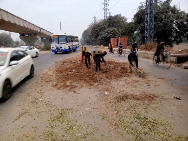 फिरोजपुर रोड से बिजली के खंबे हटे, सड़क निर्माण शुरू