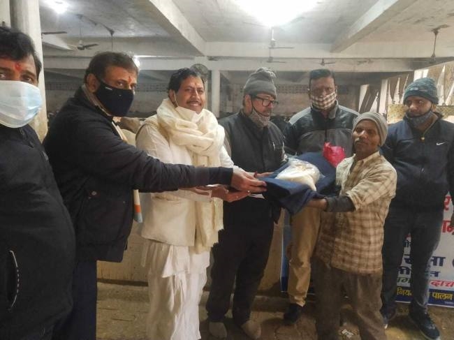 माहेश्वरी सभा ने हवन गो पूजन कर बांटे कंबल सूखा राशन