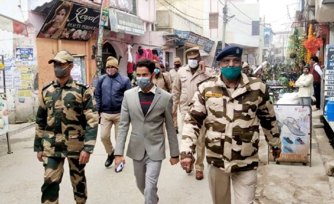 शांति सुरक्षा को लेकर एसडीएम व सीओ ने निकाला पैदल मार्च
