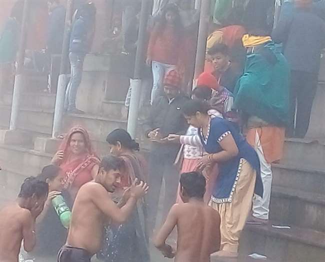 कानपुर में दो दिन मना मकर संक्रांति पर्व, खिचड़ी दान और गंगा में लगाई आस्था की डुबकी