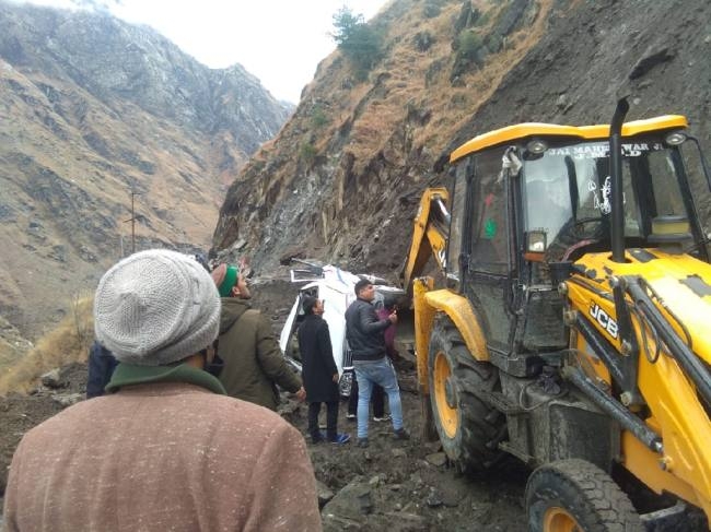 चट्टान की चपेट में आया वाहन, एक घायल