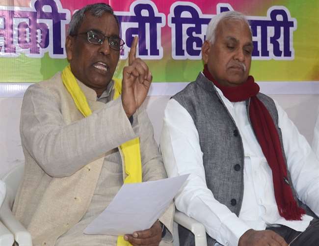 ओमप्रकाश राजभर के साथ मंच पर आए बाबू सिंह कुशवाहा, सरकार पर पिछड़ों से भेदभाव का आरोप
