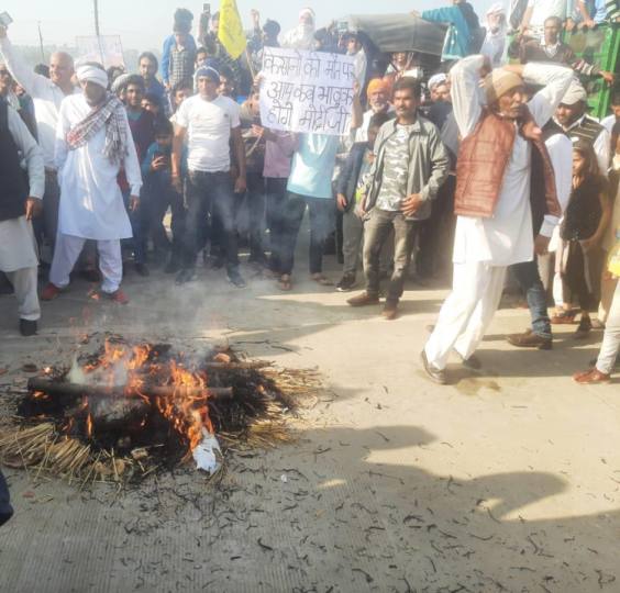 बदोवाल टोल पर किसानों ने कृषि मंत्री दलाल का फूंका पुतला