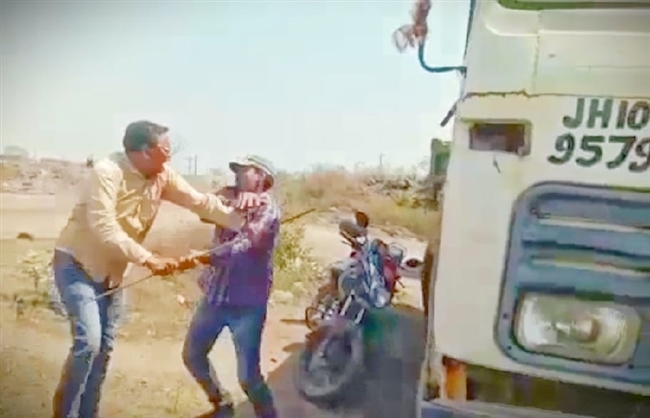 रेलवे साइडिंग निर्माण कर रही कंपनी से किराया मांगने पर हंगामा, एक हाइवा का शीशा तोड़ा