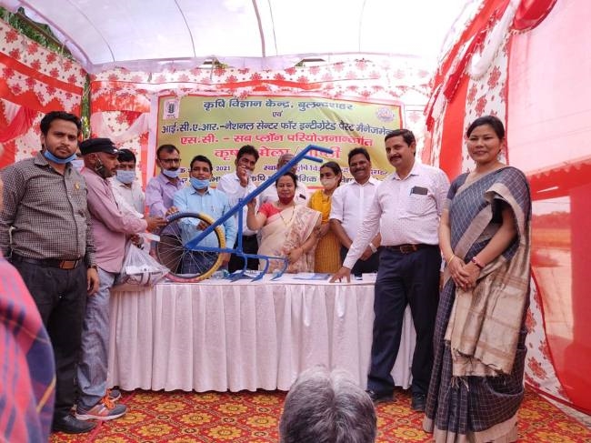 अनुसूचित जाति के किसानों को वितरित की कीटनाशी दवाइयां