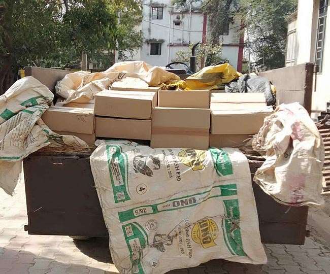 बक्सर में ट्रक के अंदर भरे भूसे को हटा तीन को पुलिस ने किया गिरफ्तार, तोड़ रहे थे कानून