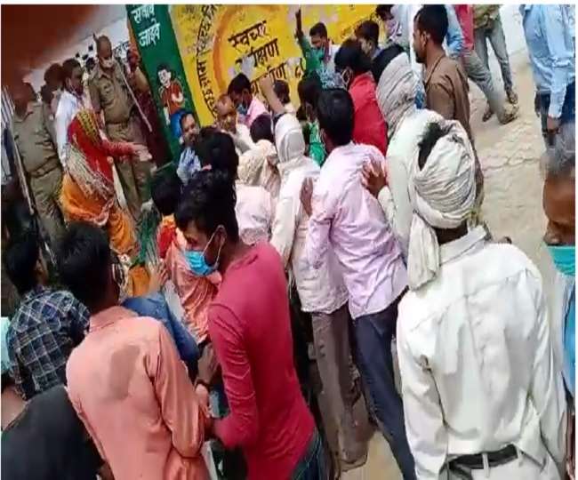 LIVE Jhansi Panchayat Election Voting News: झांसी में प्रधान पद की प्रत्याशी महिला के साथ उसके पति की पिटाई, वोट खरीदने का आरोप