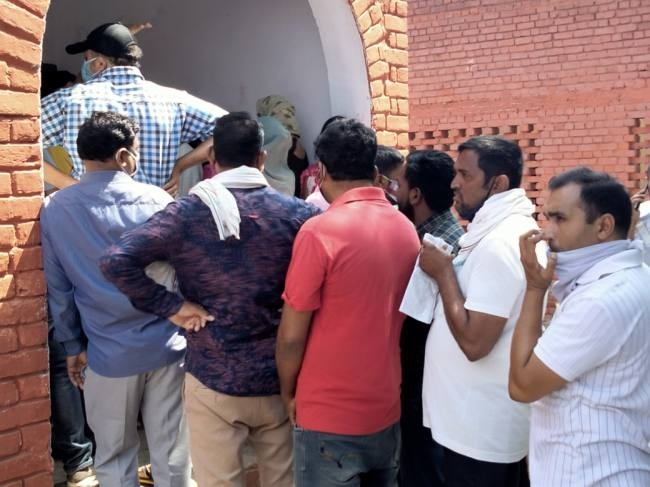 पीडल में देरी से पहुंची वैक्सीन, कमियों को छिपाते रहे अधिकारी, वैक्सीन नहीं लगने से वापस लौटे ग्रामीण