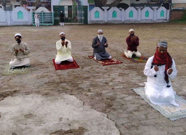 घरों में पढ़ी गई नमाज, दूर से बोले ईद मुबारक