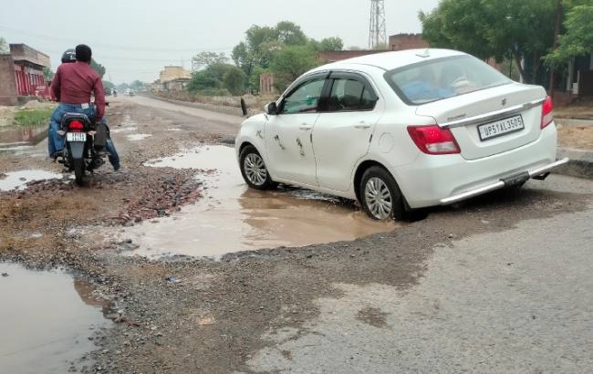 गड्ढे में तब्दील हो गई 199 करोड़ की सड़क