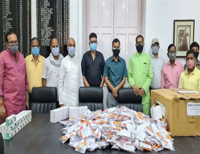 वाराणसी के व्यापारियों ने मंडलायुक्त को सौंपी कोरोना किट और ऑक्सीमीटर