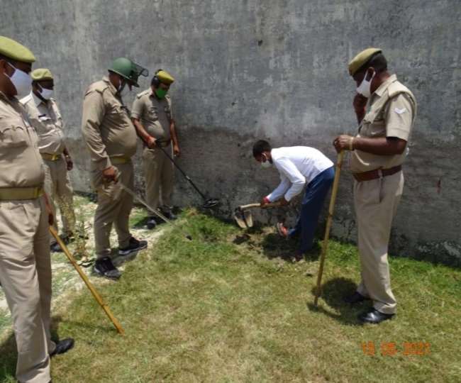 जमीन खोदकर ली गई कौशांबी जिला जेल में तलाशी, चित्रकूट जेल गोलीकांड के बाद मची है हलचल