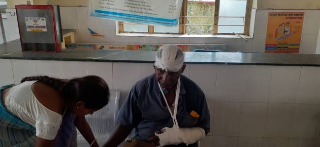 असंतुलित होकर 40 फीट गहरे गाई में गिरी बाइक, दो महिला समेत चार घायल