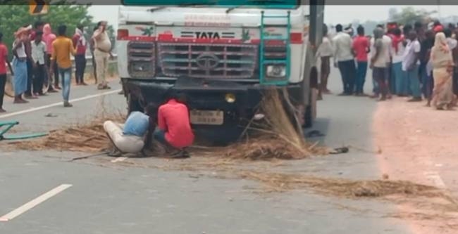 पुलिस रही मूकदर्शक और गुस्साए लोगों ने फूंक दिया हाईवा