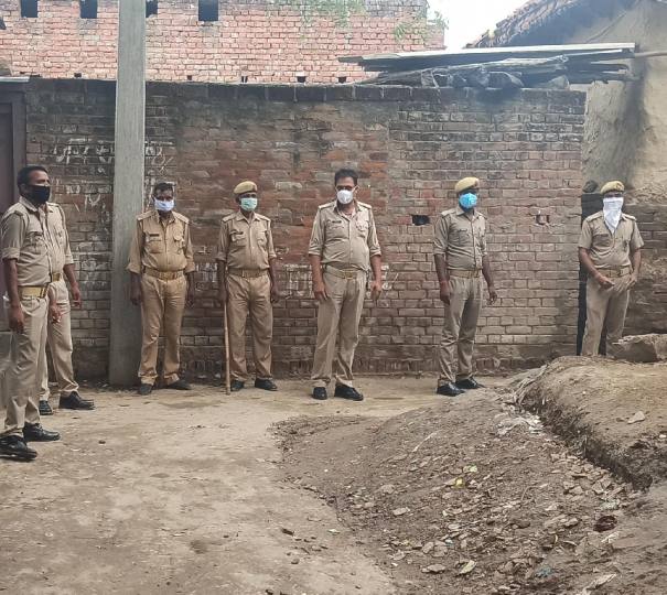 गांव में पुलिस बल तैनात