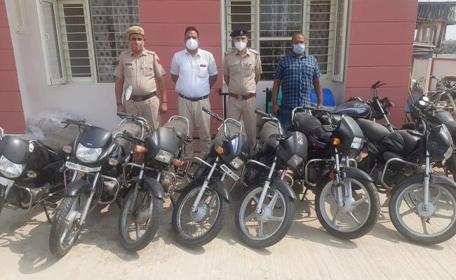 वाहन चोरी करने वाले दो आरोपित पुलिस गिरफ्त में, सात बाइक व एक कार बरामद