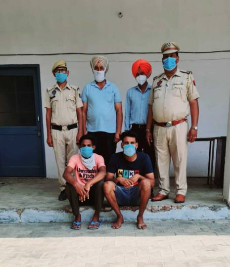 जेल की दीवार के पास हेरोइन का कारोबार करने वाले भाई गिरफ्तार
