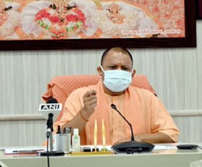 Fight Against COVID in UP: CM योगी आदित्यनाथ का निर्देश- कोरोना के साथ बरसात के मौसम में संचारी रोग से निपटने को तैयार रहें